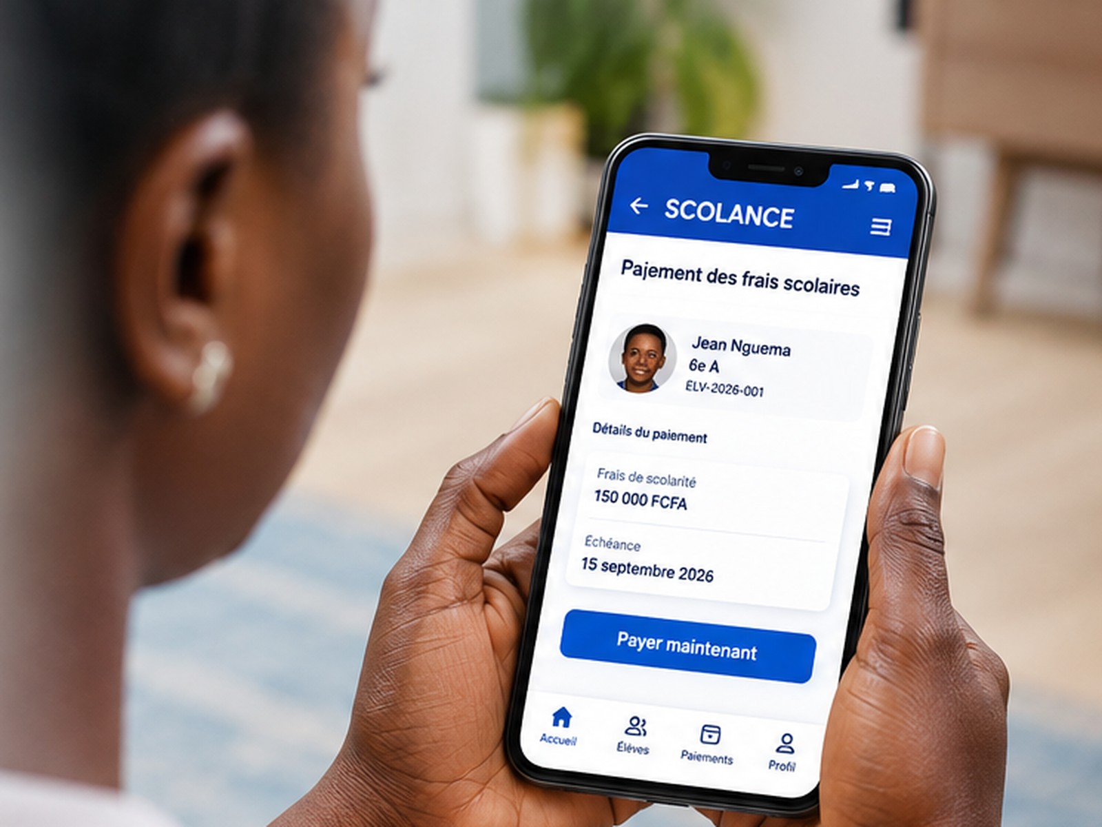 Une mère consulte le paiement des frais scolaires de son enfant sur son téléphone